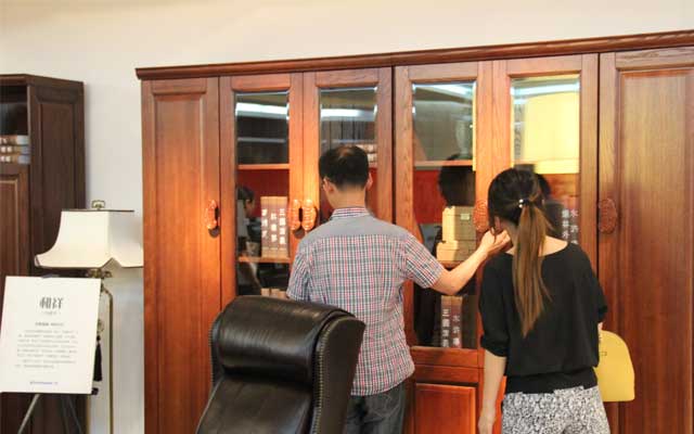 实木办公家具专卖店，用心服务每一位用户