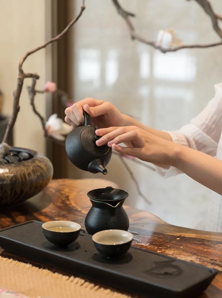 实木茶台扮靓你的办公空间，禅味悠长