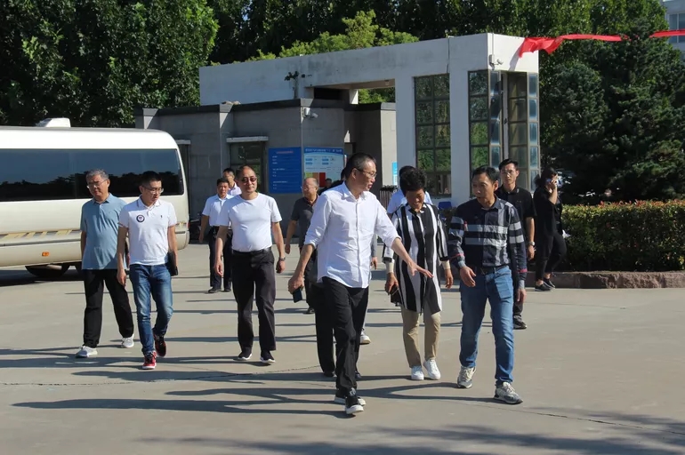 施振宇院长莅临佳诚九悦实木办公家具生产基地参观工厂指导工作 施振宇院长莅临佳诚九悦实木办公家具生产基地参观工厂指导工作