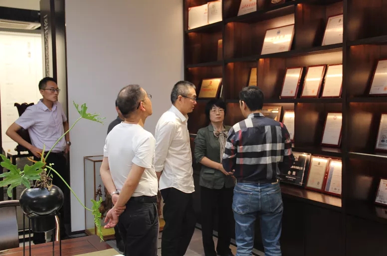 施振宇院长莅临佳诚九悦实木办公家具生产基地参观工厂指导工作 施振宇院长莅临佳诚九悦实木办公家具生产基地参观工厂指导工作