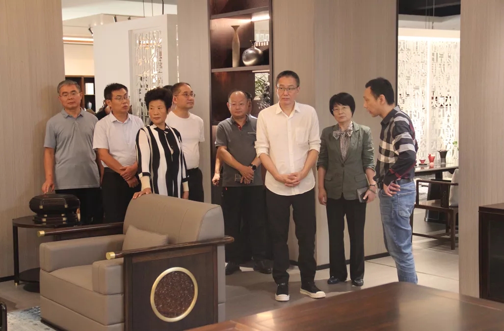 施振宇院长莅临佳诚九悦实木办公家具生产基地参观工厂指导工作 施振宇院长莅临佳诚九悦实木办公家具生产基地参观工厂指导工作
