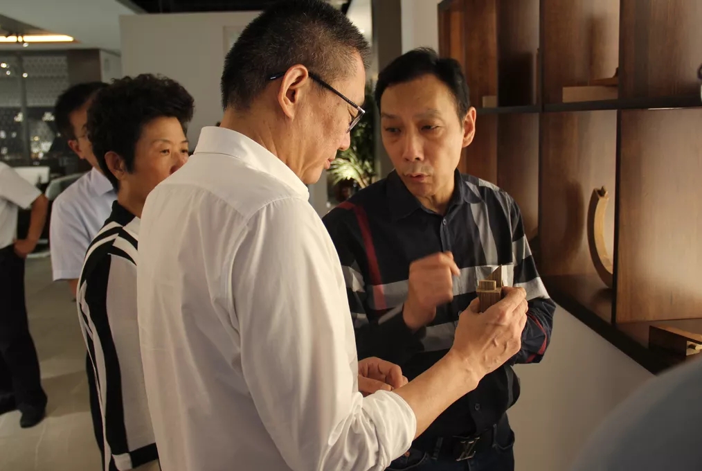 施振宇院长莅临佳诚九悦实木办公家具生产基地参观工厂指导工作 施振宇院长莅临佳诚九悦实木办公家具生产基地参观工厂指导工作