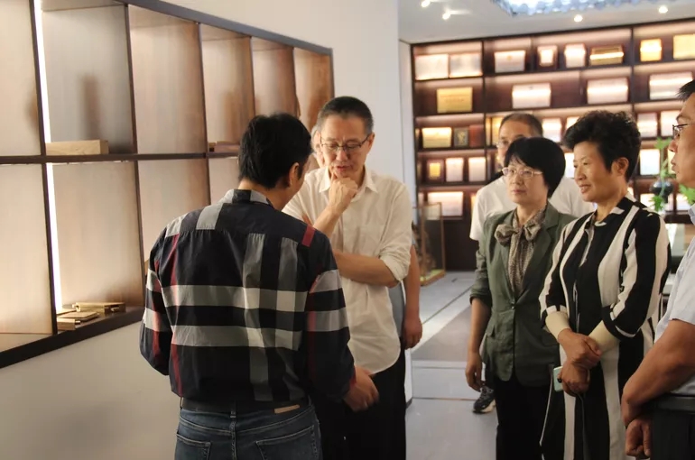 施振宇院长莅临佳诚九悦实木办公家具生产基地参观工厂指导工作 施振宇院长莅临佳诚九悦实木办公家具生产基地参观工厂指导工作